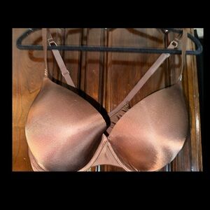 VICTORIA’S SECRET
38DD
Biofit Demi Uplift
Brown satin
Smoke-free
Pet-free